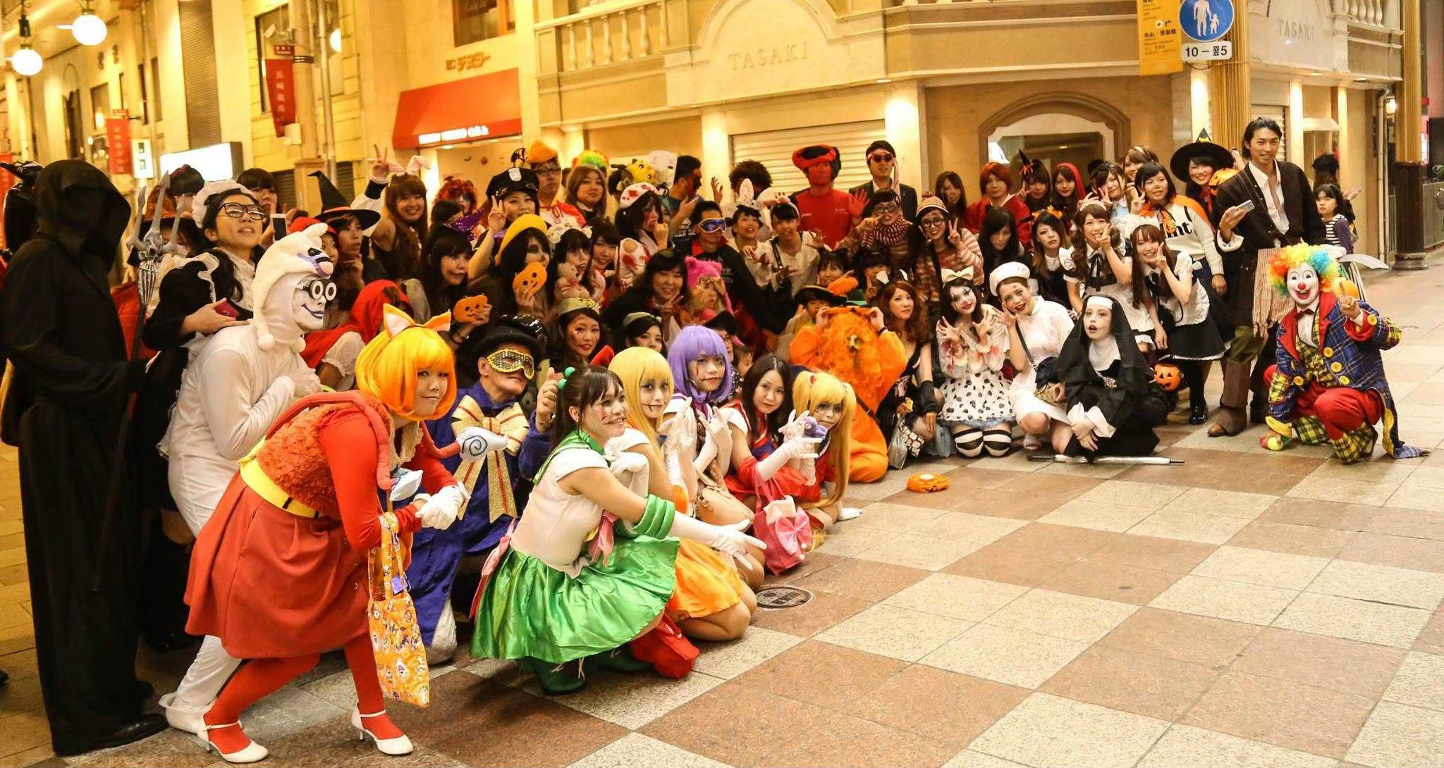 10年前の浜町アーケードでのハロウィンパレード集合写真