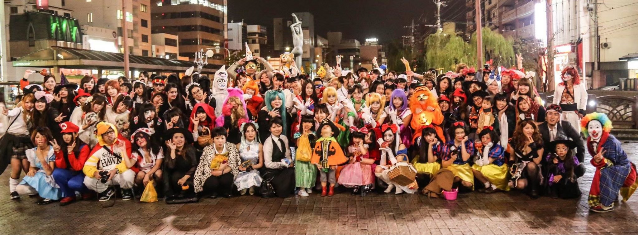 10年前の長崎・鉄橋でのハロウィンパレード集合写真